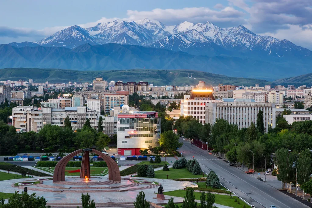 نمایی دیدنی از بیشکک قرقیزستان با خیابان‌های منظم و فضای شهری پویا که گردشگران زیادی را به خود جذب می‌کند. | رویاس تراول