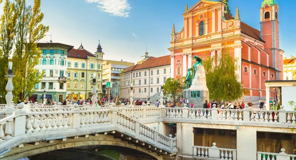 Preseren-Squareاسلوونی گشت شبانه Dragon Bridge, Triple Bridge, Old Towne و Preseren Square اسلوونی در Ljubljana در تور اروپا (ایتالیا اسلوونی و کرواسی) رویاس تراول.
