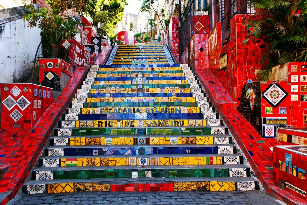 Selarón Steps پلههای معروف سلارون در ریو کشور برزیل با کاشیهای هنری در تور برزیل | رویاس تراول
