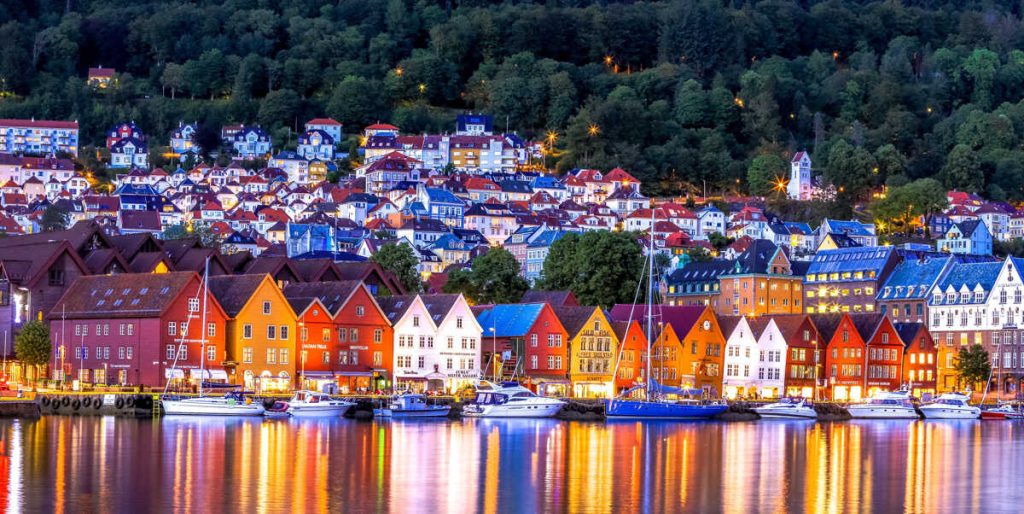 جاذبه‌های Bergen شامل بندر Bergen، بازار ماهی‌فروش‌ها، ساختمان‌های چوبی رنگارنگ با معماری هانسیایی و کوه Fløyen در تور نروژ رویاس تراول.