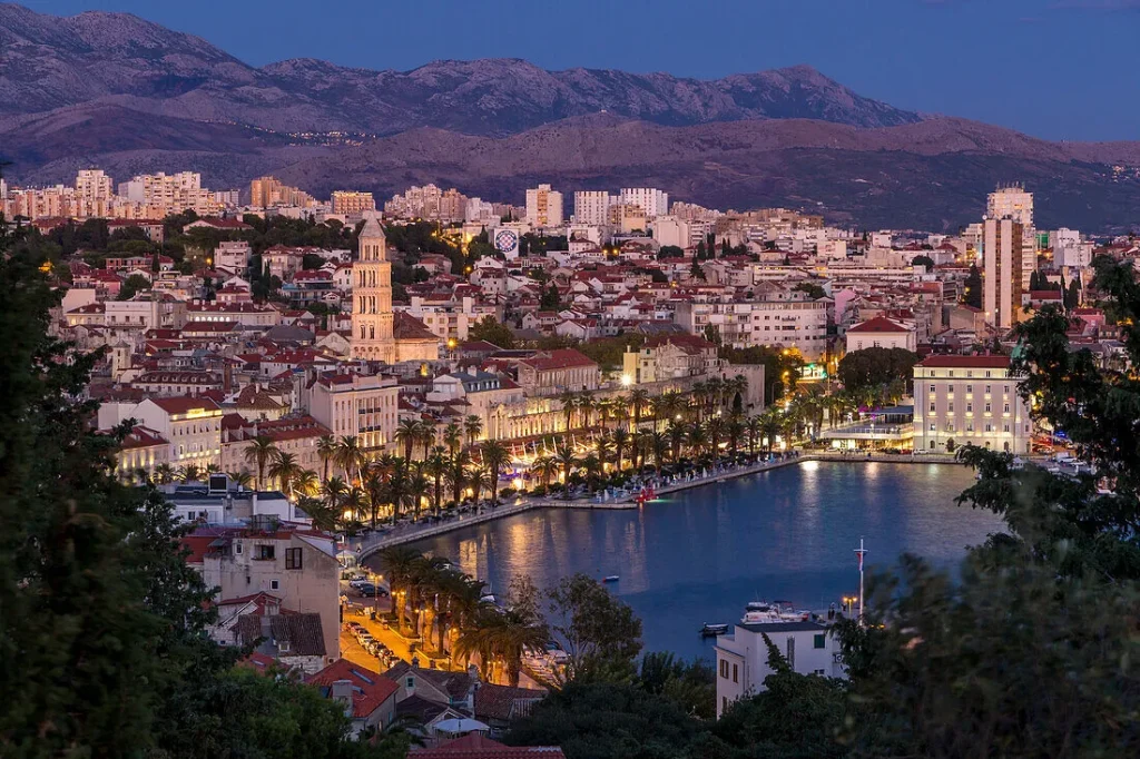 marjan hill کرواسی مناظر Split و Marjan Hill کرواسی و بازدید شهر اسپلیت Diocletian’s Palace, Gates of Split, Riva Promenade در تور اروپا (ایتالیا اسلوونی و کرواسی) با تور خارجی رویاس تراول.