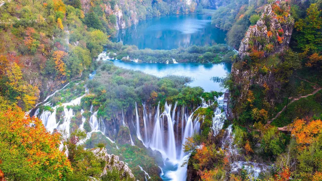 plitvice-lakes-autumn-1.jpg بازدید از اسلوونی، Split و Plitvice Lake در تور اروپا (ایتالیا اسلوونی و کرواسی) با تور خارجی رویاس تراول.