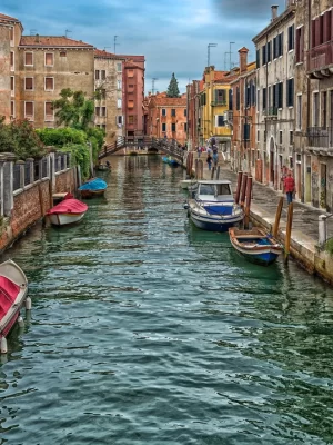 789759-Italy-Bridges-Houses-Motorboat-Venice-Canal-Street_21_11zon