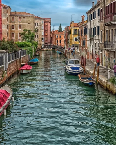 789759-Italy-Bridges-Houses-Motorboat-Venice-Canal-Street_21_11zon