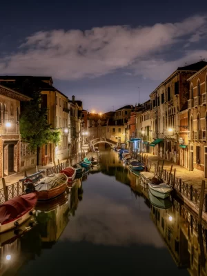 888349-Italy-Boats-Houses-Evening-Venice-Canal_24_11zon