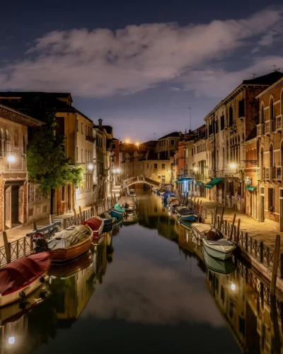 888349-Italy-Boats-Houses-Evening-Venice-Canal_24_11zon