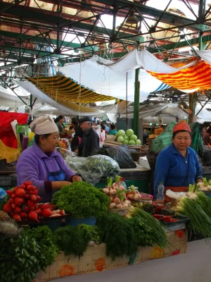 Osh_Bazaar_in_Bishkek,_Kyrgyzstan