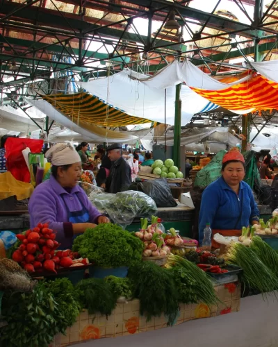 Osh_Bazaar_in_Bishkek,_Kyrgyzstan