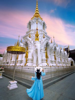 tourist-visiting-wat-khua-khrae-chiang-rai-thailand