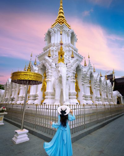 tourist-visiting-wat-khua-khrae-chiang-rai-thailand